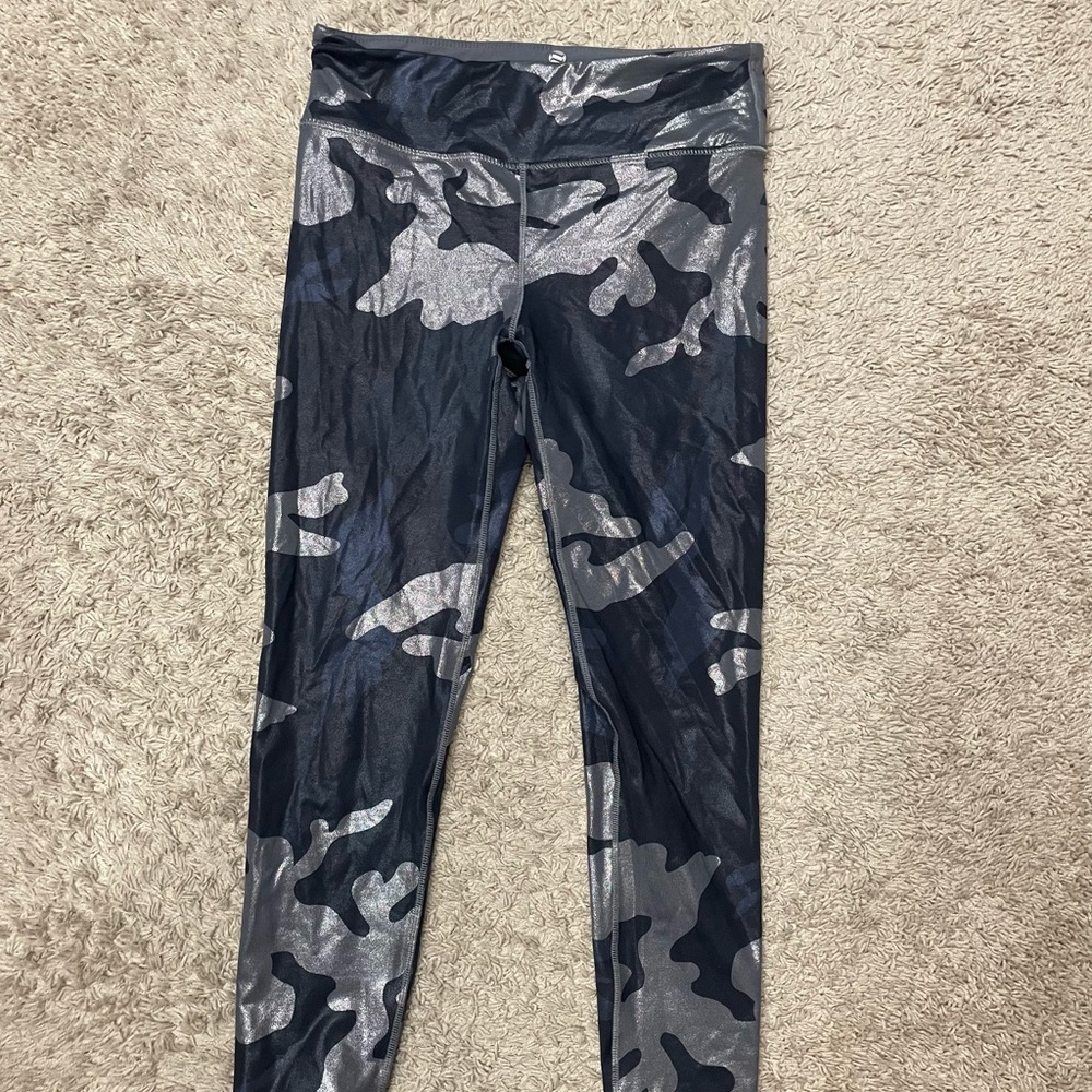Excellent condition navy / silver medium Noli leggings
Purchased from Pure Barre